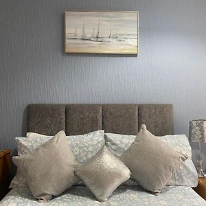 Zimmer mit Kingsize-Bett